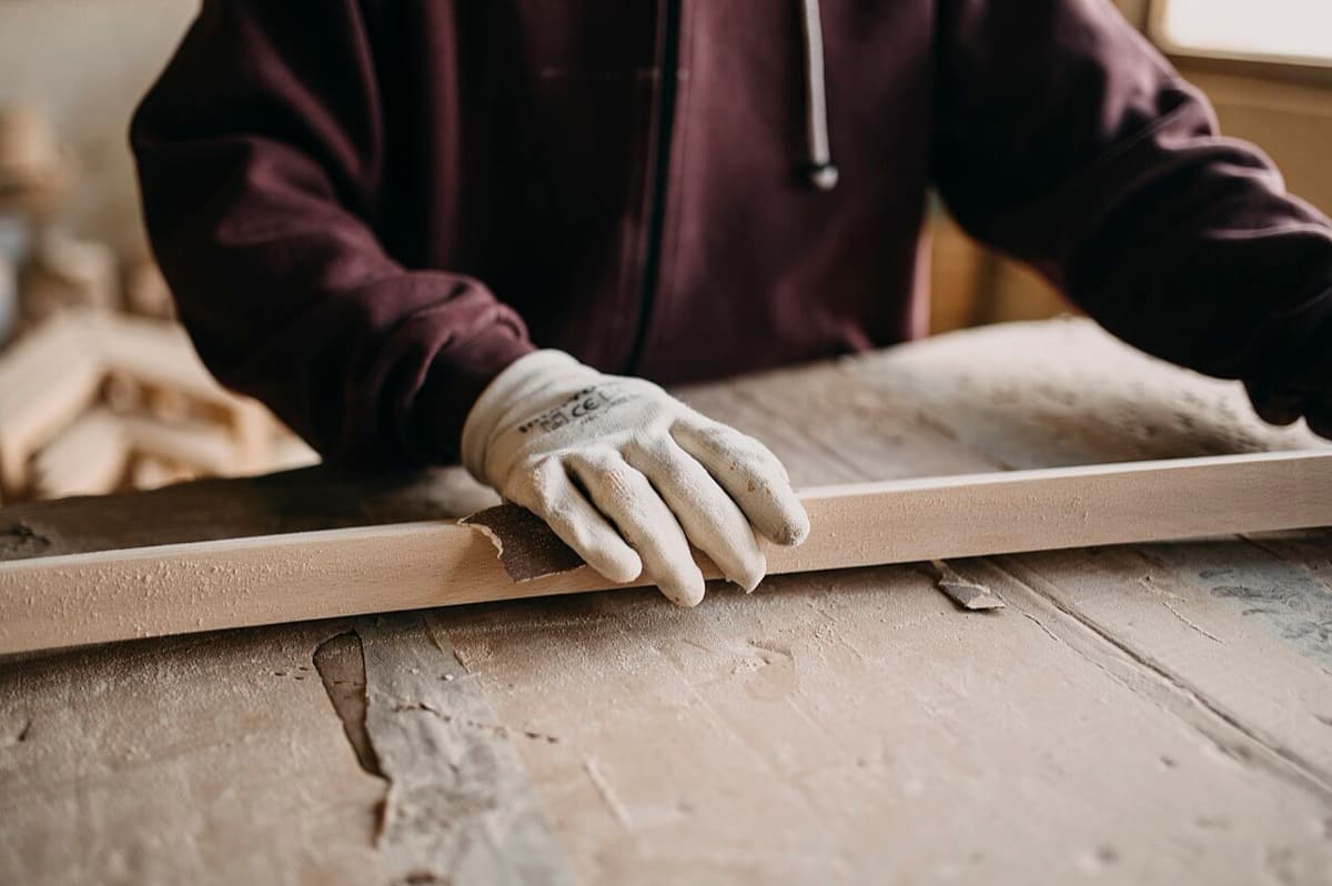 Opción 2, manos trabajando una tabla